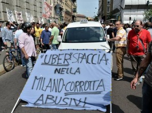 Tassisti contro Uber a Milano