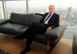 Roberto Formigoni nel suo ufficio in Regione Lombardia