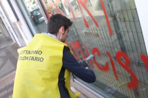 Cittadini volontari puliscono i muri