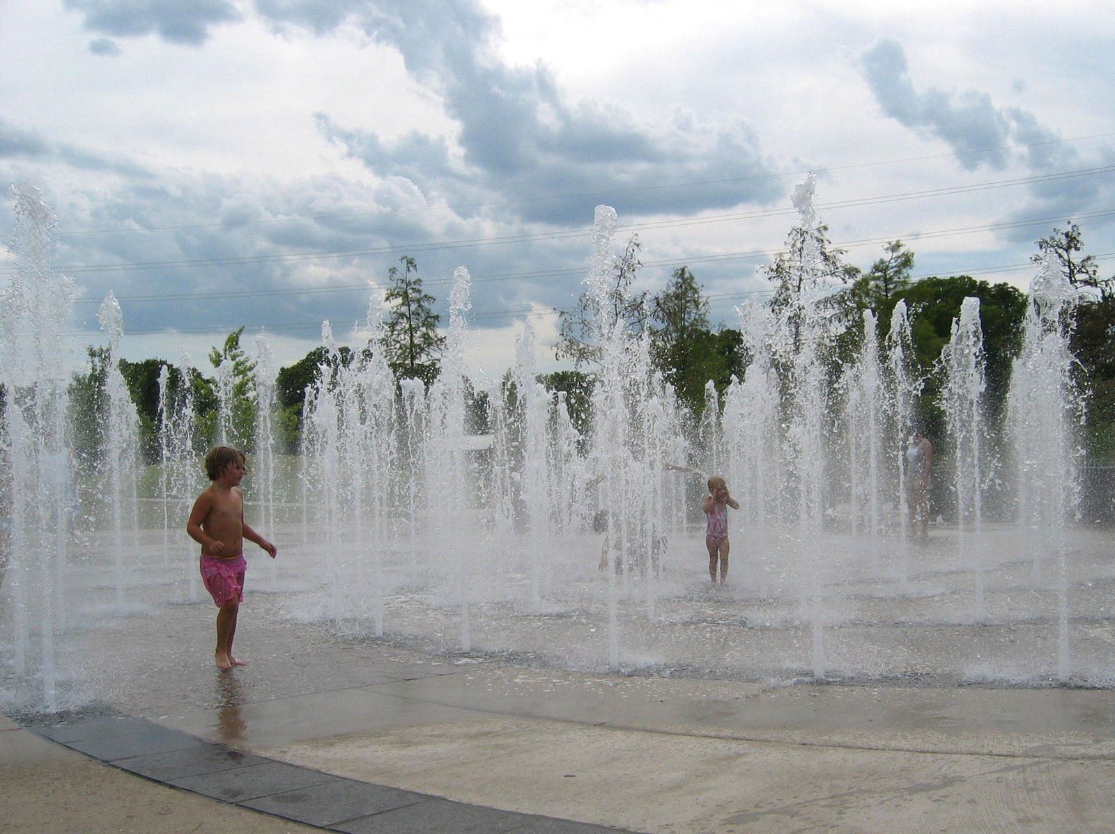 kids-and-fountain-2