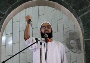 Palestinian-preacher-holding-knife-Gaza1-620x431