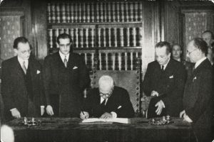 Firma della Costituzione nel 1948