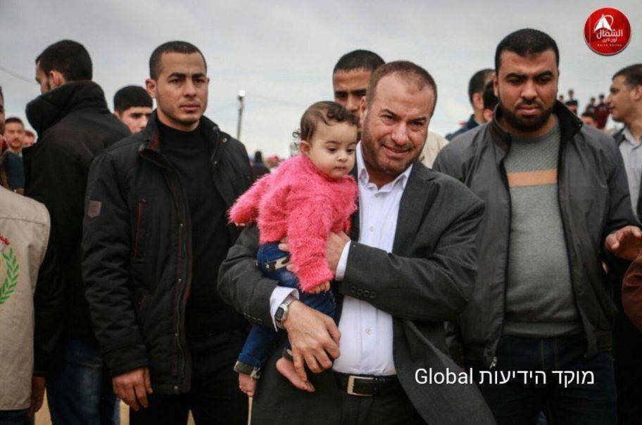 hamas leader with child shield