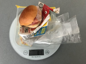 Dopo aver vuotato il liquido restano g 83 quindi il peso del frullato di pesca è g 110 e non g 175 come dichiarato sul sito Esselunga